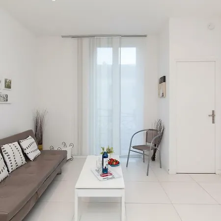 Apartment Nature 2 Pieces 3 Etoiles Calme Plein Centre 5 Mn Des Plages Et Palais Cannes